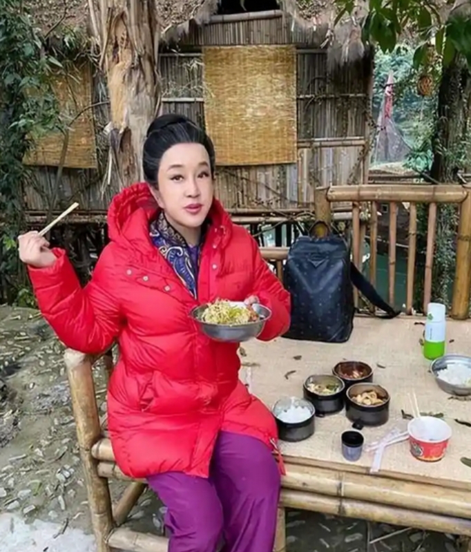 庆奶对自家亲戚真的不错，一位男性亲戚，庆奶承诺给他养老，各项工资也给的很到位。