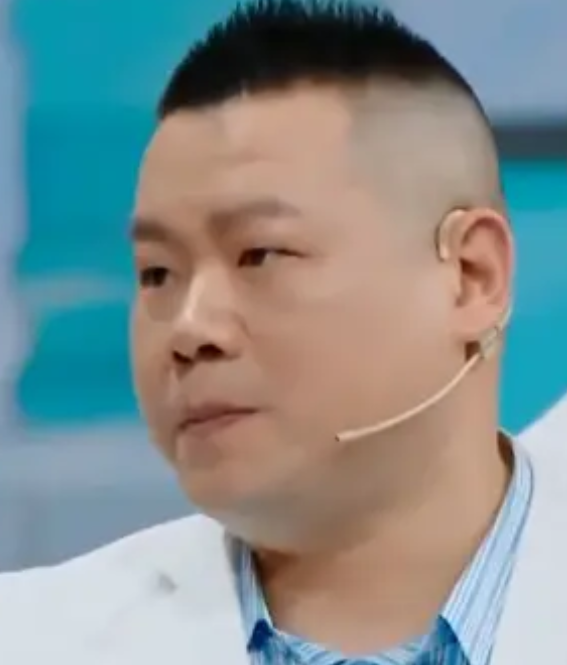 岳云鹏出名后，一个同学打电话问他借钱：“我妈住院了，能不能先借我5万块钱？”岳云