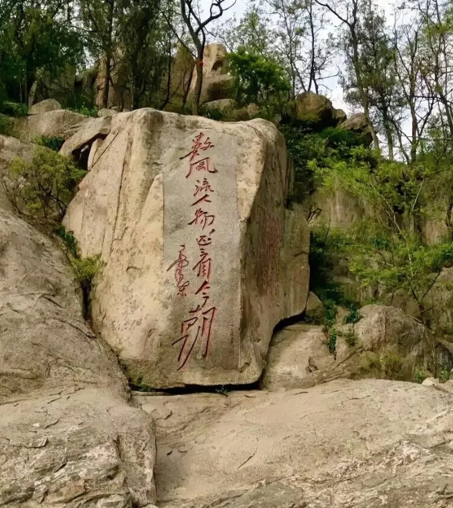 考验学历的时候到了，朋友们 你们认识这上面写的是什么吗？