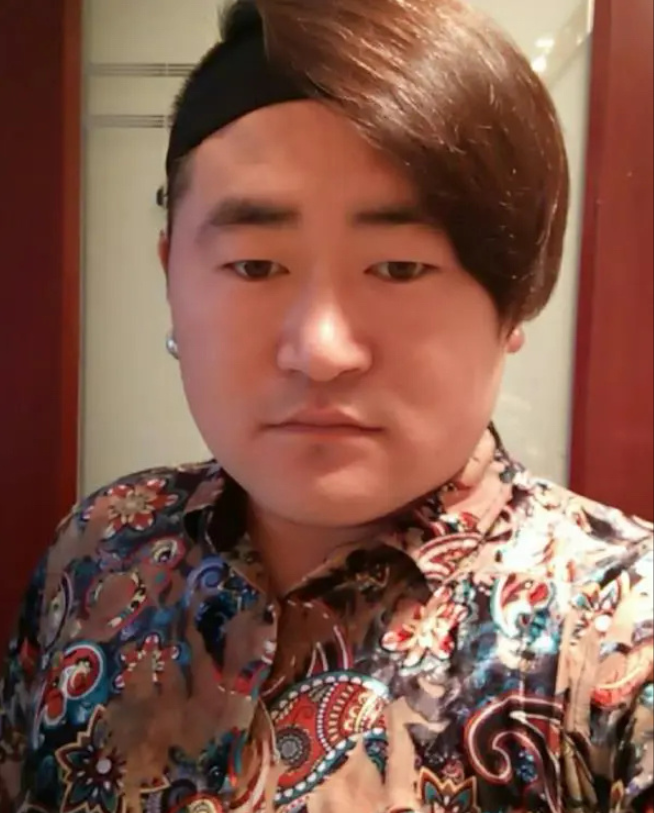 骗王星到泰国的颜十六找到了！他的真名叫颜某磊，在演员群里也有改过颜俊枫等名字。如