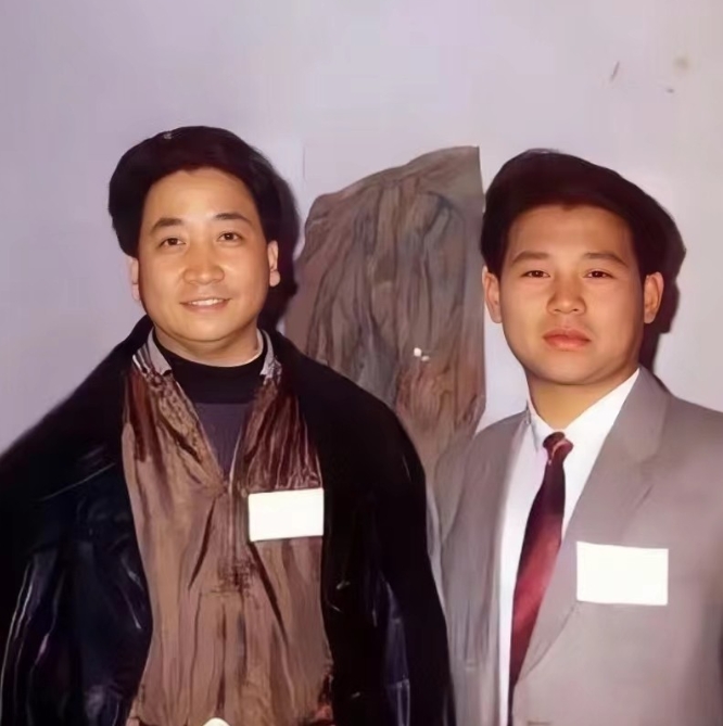 1991年，18岁的郭德纲和姜昆的合影。彼时他在北京相声大赛，评委姜昆对他颇为赏