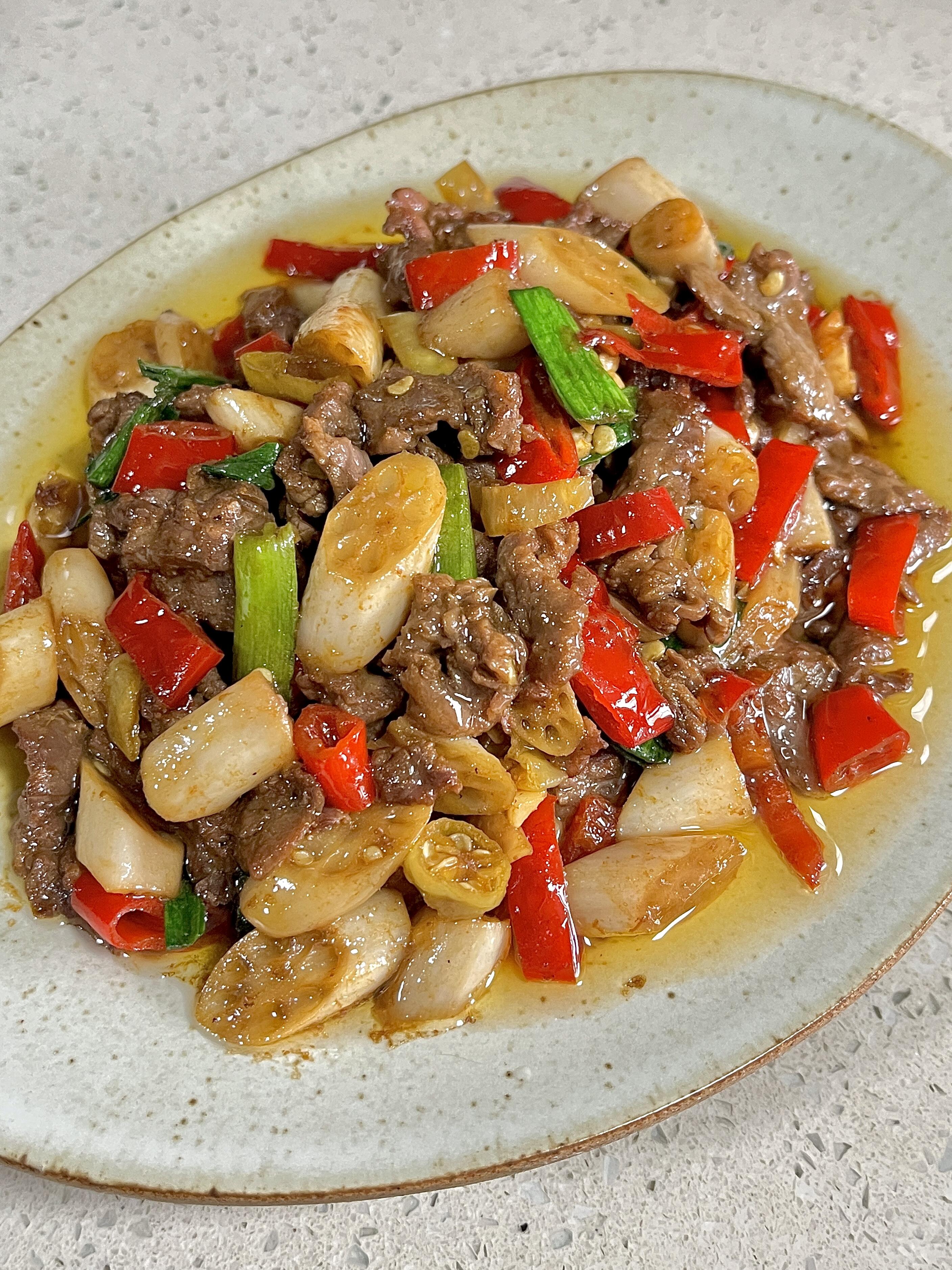 吃不腻的泡藕带炒牛肉，牛肉嫩滑，藕带脆爽，酸酸辣辣超下饭
爱吃牛肉的一定要试试，