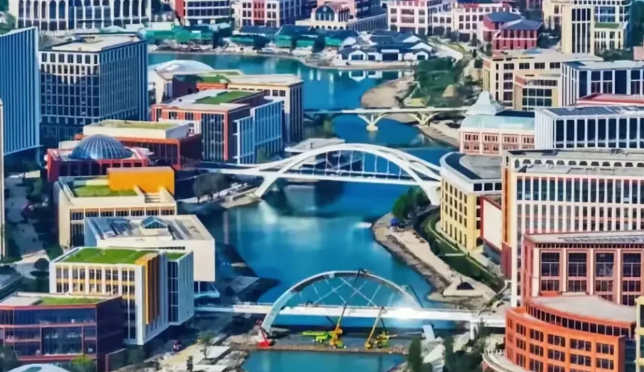 华为全球最大研发中心，投资逾百亿，位于上海青浦定名练秋湖、占地200多万平方米，