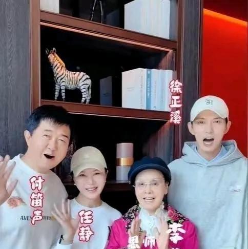 难得看到李谷一老师的素颜照，感觉李谷一老师瘦了很多，小圆脸变成了小v脸，舞台上严