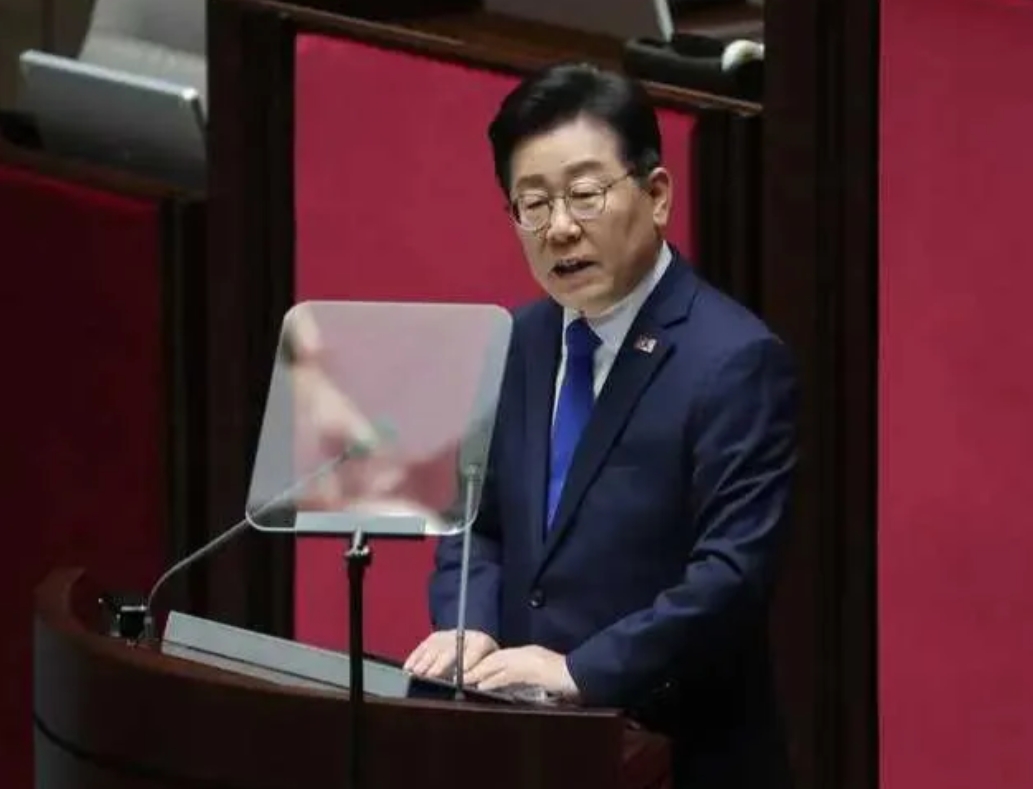 又是一个60岁老头的人生经历惊艳到我了，韩国现任共同民主党党首李在明！

他从小
