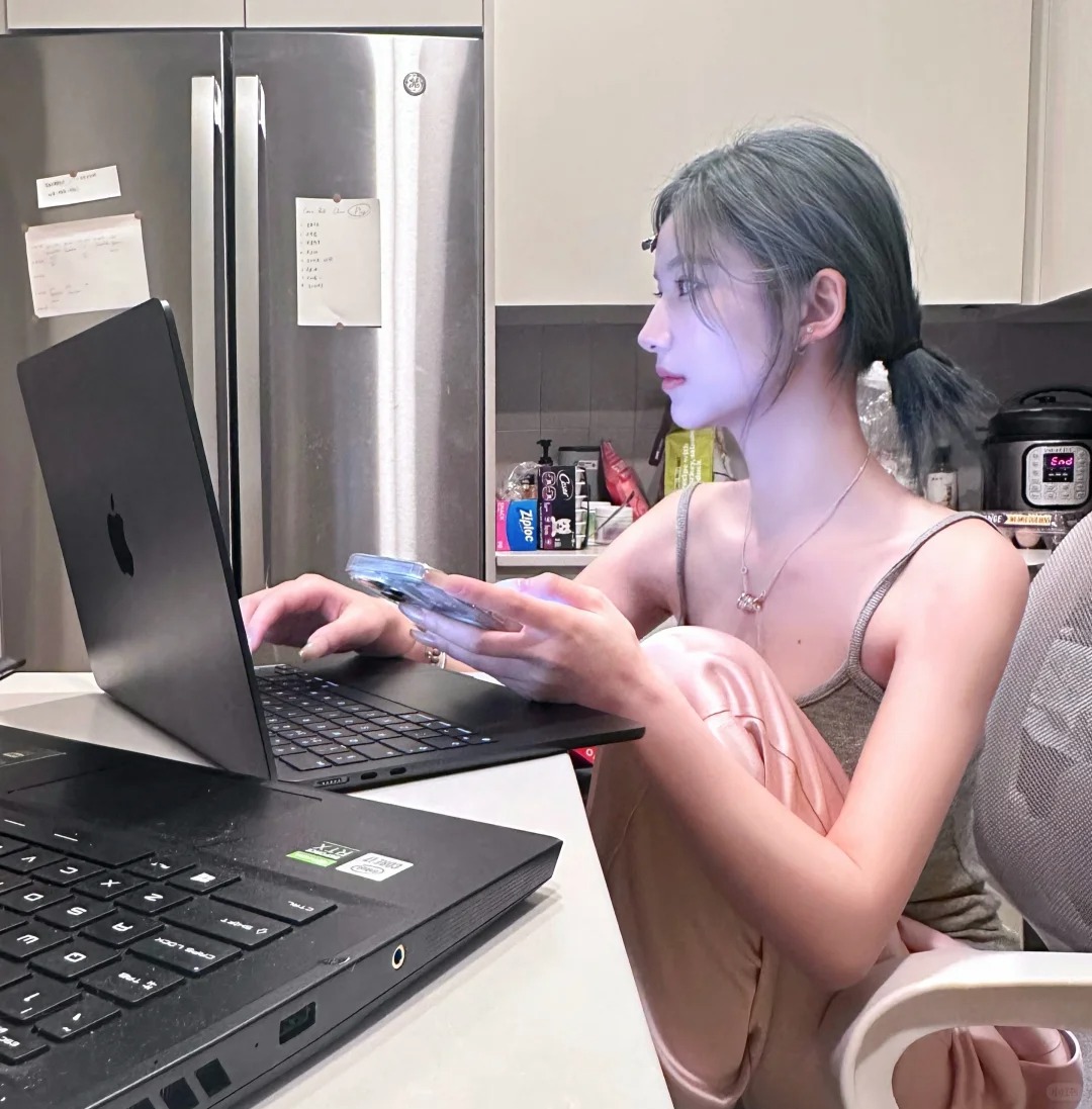 我的新发色🫐
-关于发色
很多宝宝评论区问最近几篇的发色其实是现在这个蓝灰色掉