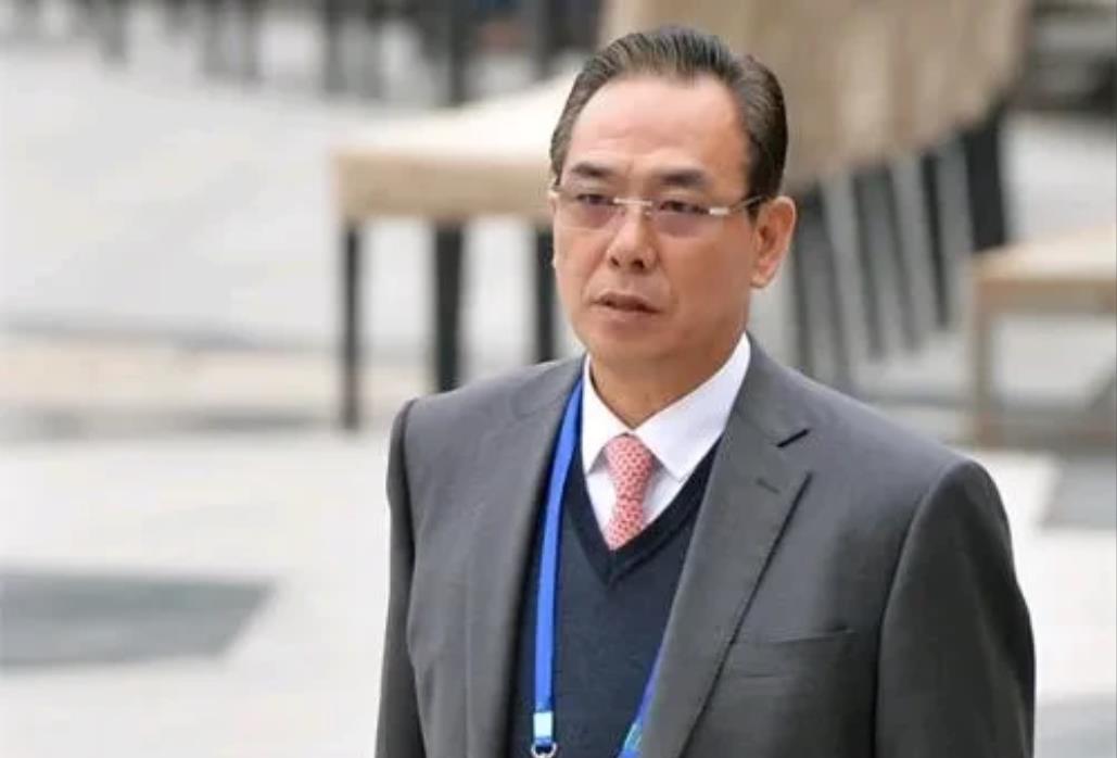 随着陈戌源已被押回上海监狱正式服刑，此刻我更加佩服他的前任和现任[玫瑰]

1、