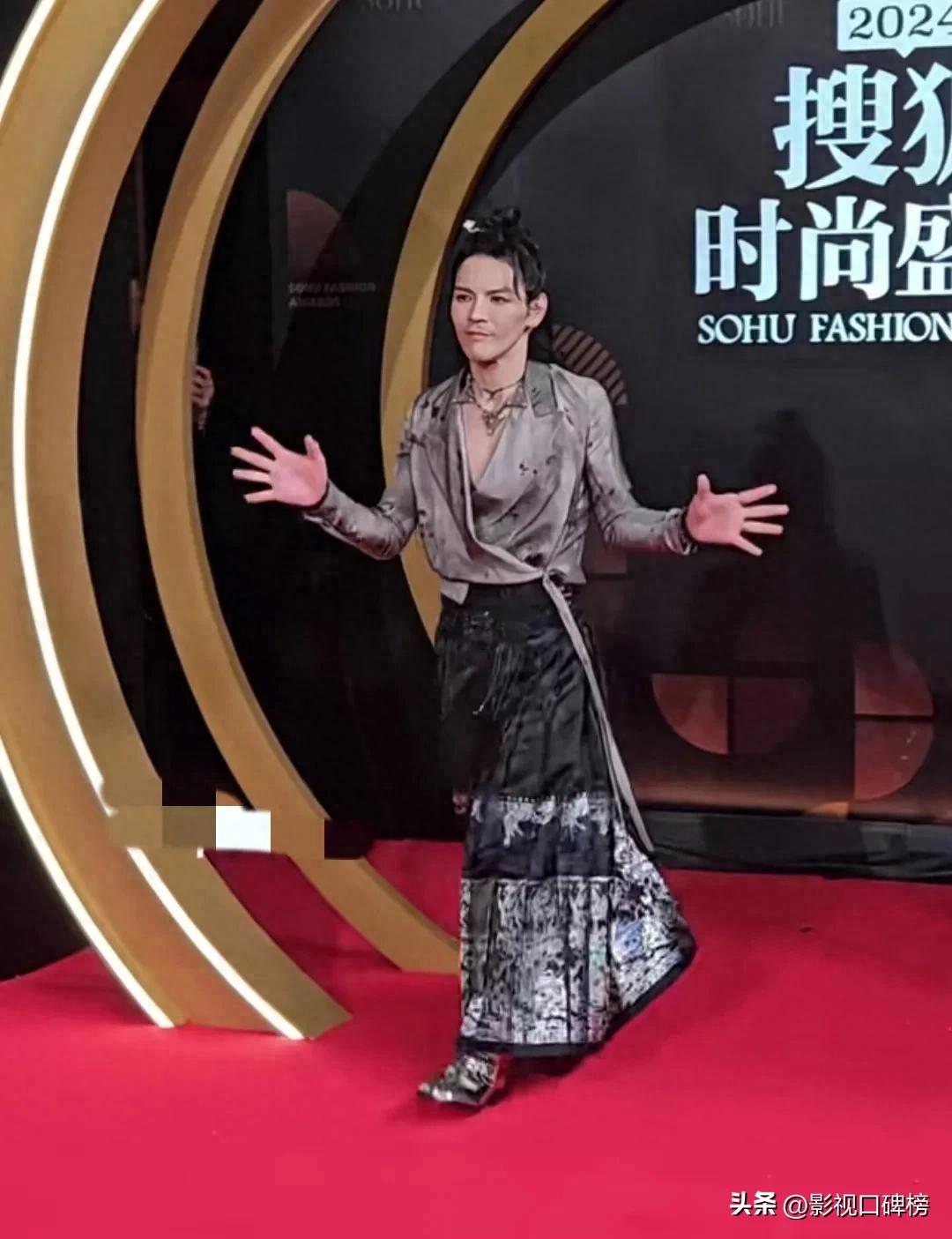 向佐穿马裙成为全场焦点，被要求展现武功