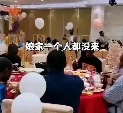 一位女子嫁给黑人同学，家人朋友个个反对，但女子坚持自己的主意，父母气得与其断绝关