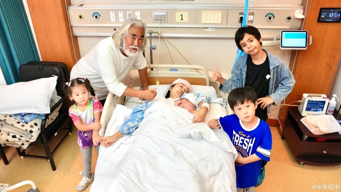 73岁张纪中再添一女，43岁妻子产下第4胎，一家6口合照曝光