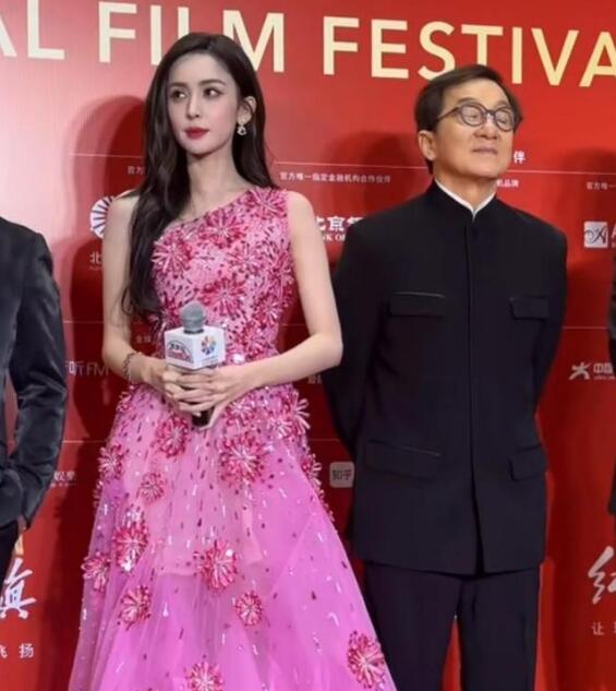 成龙夸赞古力娜扎，这位女星到底有何魅力？