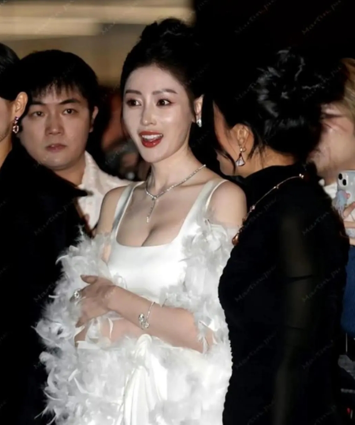 张天爱，从不吝啬展示傲人身材