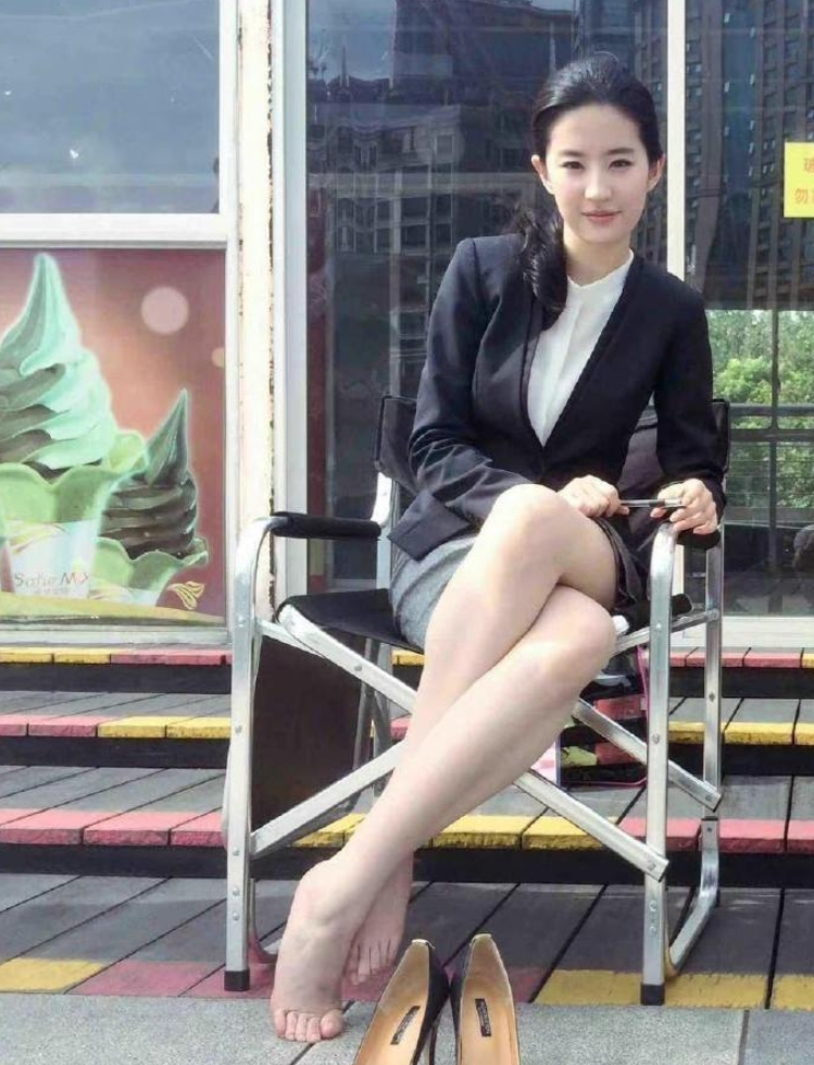 刘亦菲，气质不行难以驾驭西装，优雅沉稳的套装被穿出了房产中介的感觉。
仪态万端、