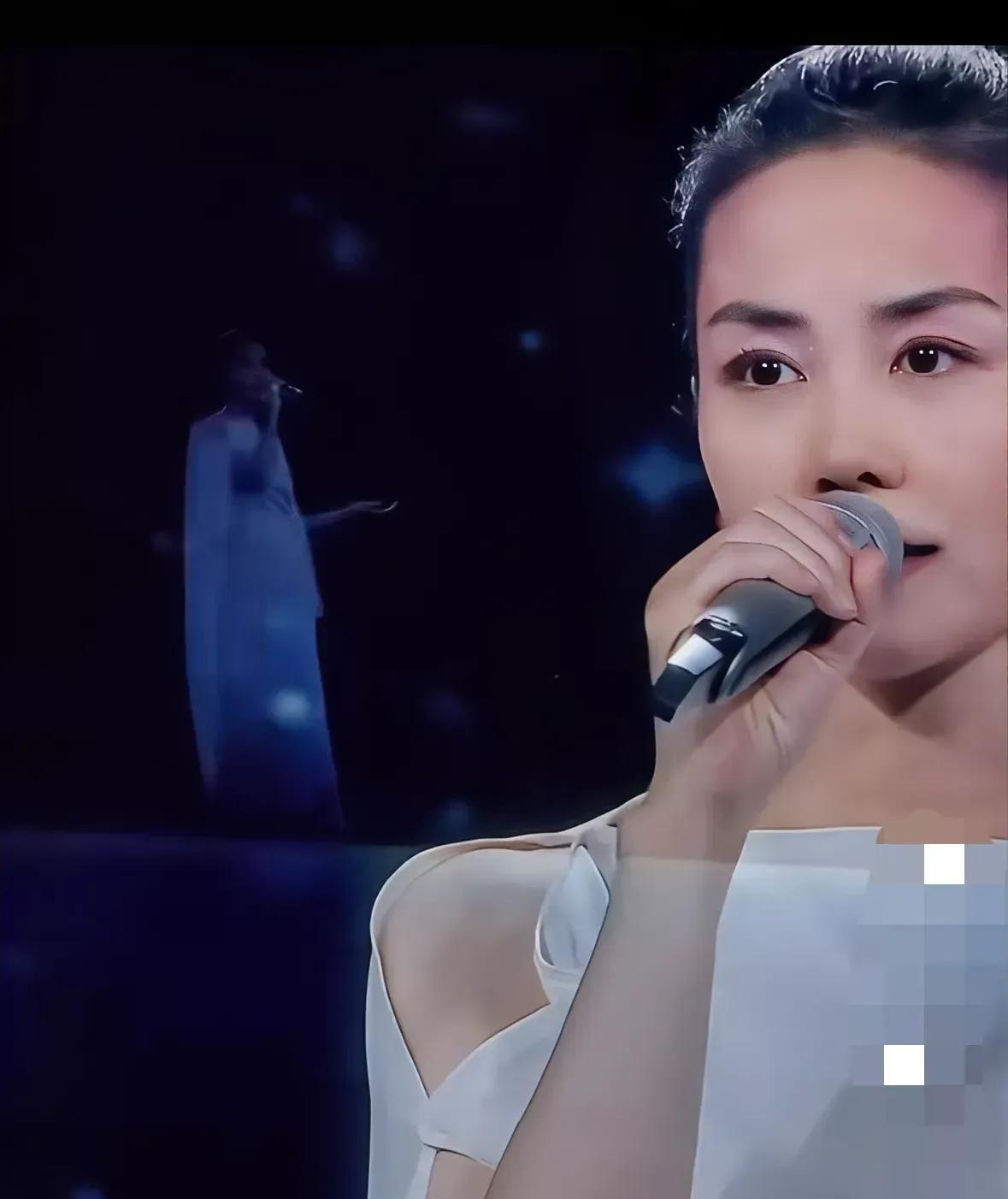 王菲真的太绝了！
你们有没有发现，她那双眼睛里透出来的神韵，跟少女的眼神如出一辙