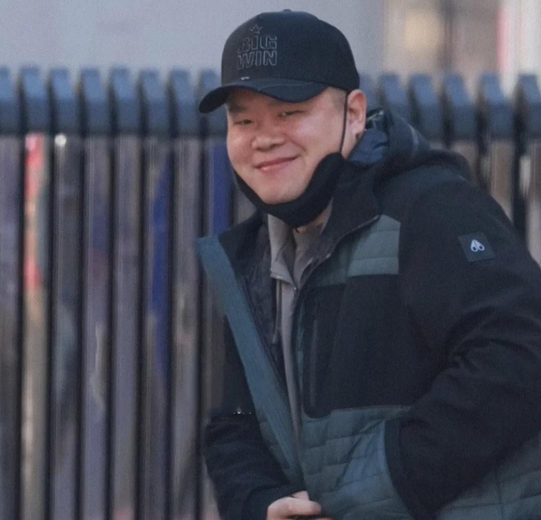 岳云鹏现身春晚联排 状态不错

                        