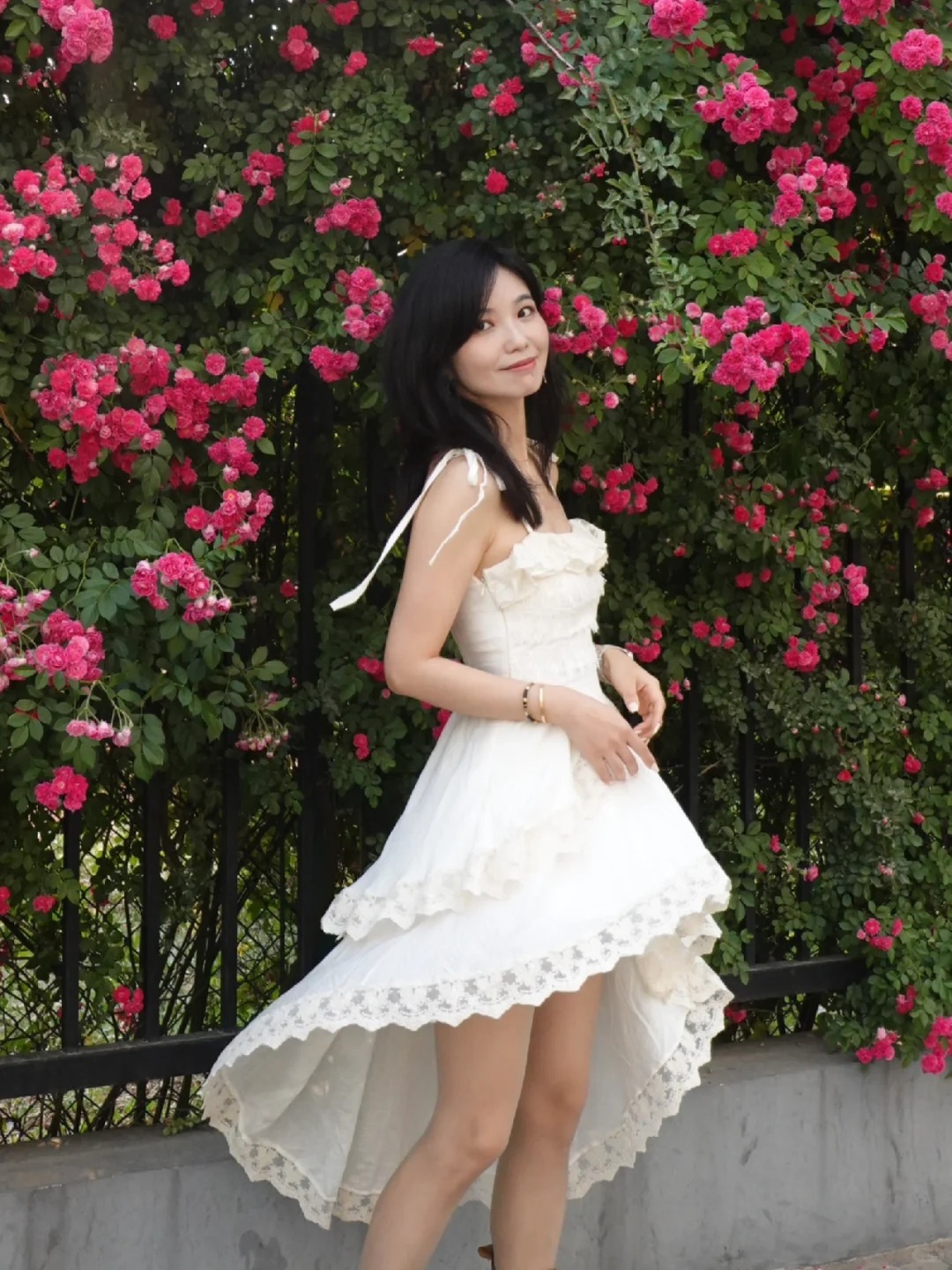 经过一不知名的🌸墙