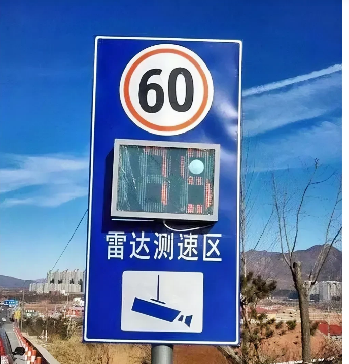 湖南郴州，一男子去办理机动车年检时，被告知还有违章记录没有处理，并要求其先将违章