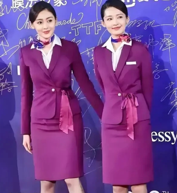 这两位穿着空姐制服的女演员，都是90后。好高清的照片，这么近距离的拍摄，都看不到