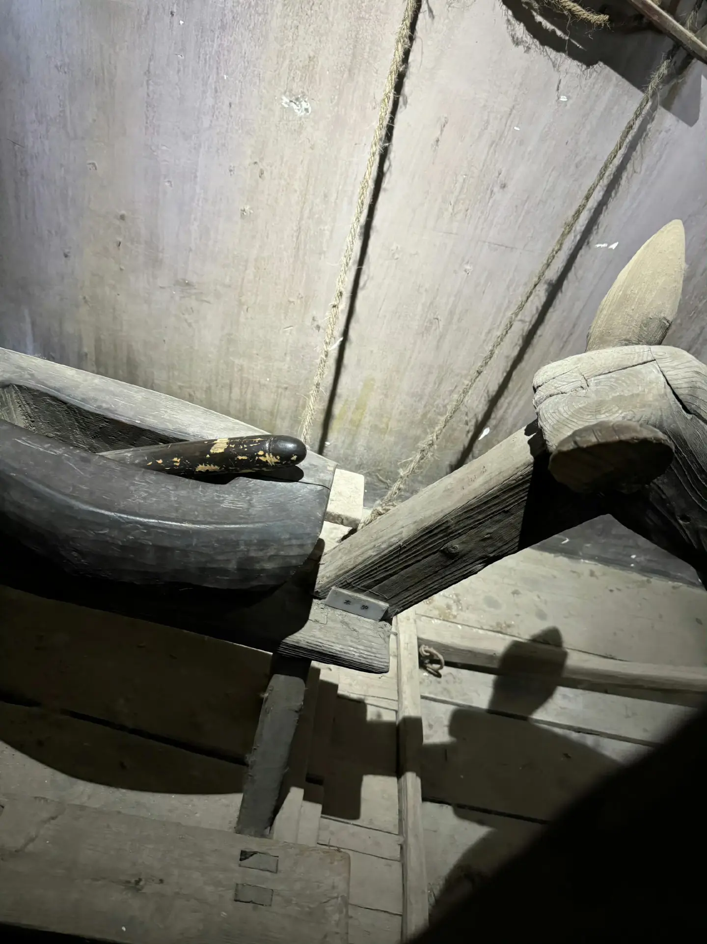 在参观古代刑具，怎么会有如此淫秽之物呢 ​