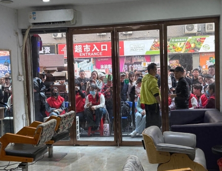 不得不服气！晓华隔壁理发店怪不得能发大财，3点说明：

1、格局大！

晓华爆红