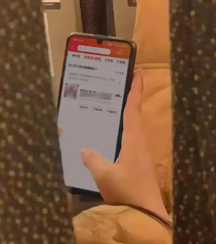 高铁上看到的，瞬间就被硬控了，这位小姐姐能长点心吧，公共场合不尴尬嘛！