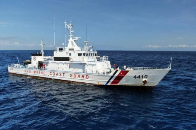 突发，菲海警船今晨强闯黄岩岛！我海警5303舰对其进行贴身拦截！目前，菲海警船已