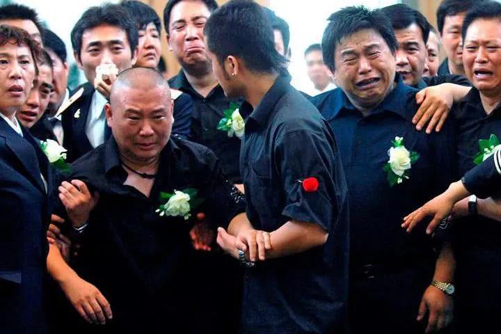 2011年，侯耀文在家中刚吃了一碗炸酱面，突发心脏病去世，家中几百万存款不翼而飞