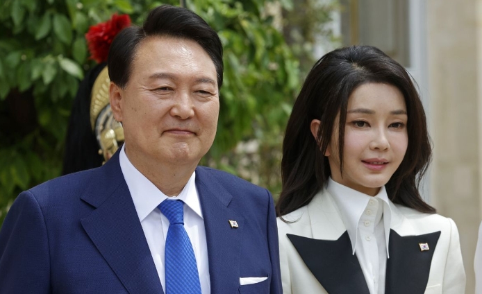 为什么韩国执政党议员退场抵制尹锡悦总统弹劾案表决？
原因在于：
一是党首韩东勋等