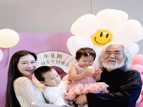 #张纪中又羡慕了# 知名导演张纪中的妻子近日带着孩子远赴美国，与在外的家人团聚。
