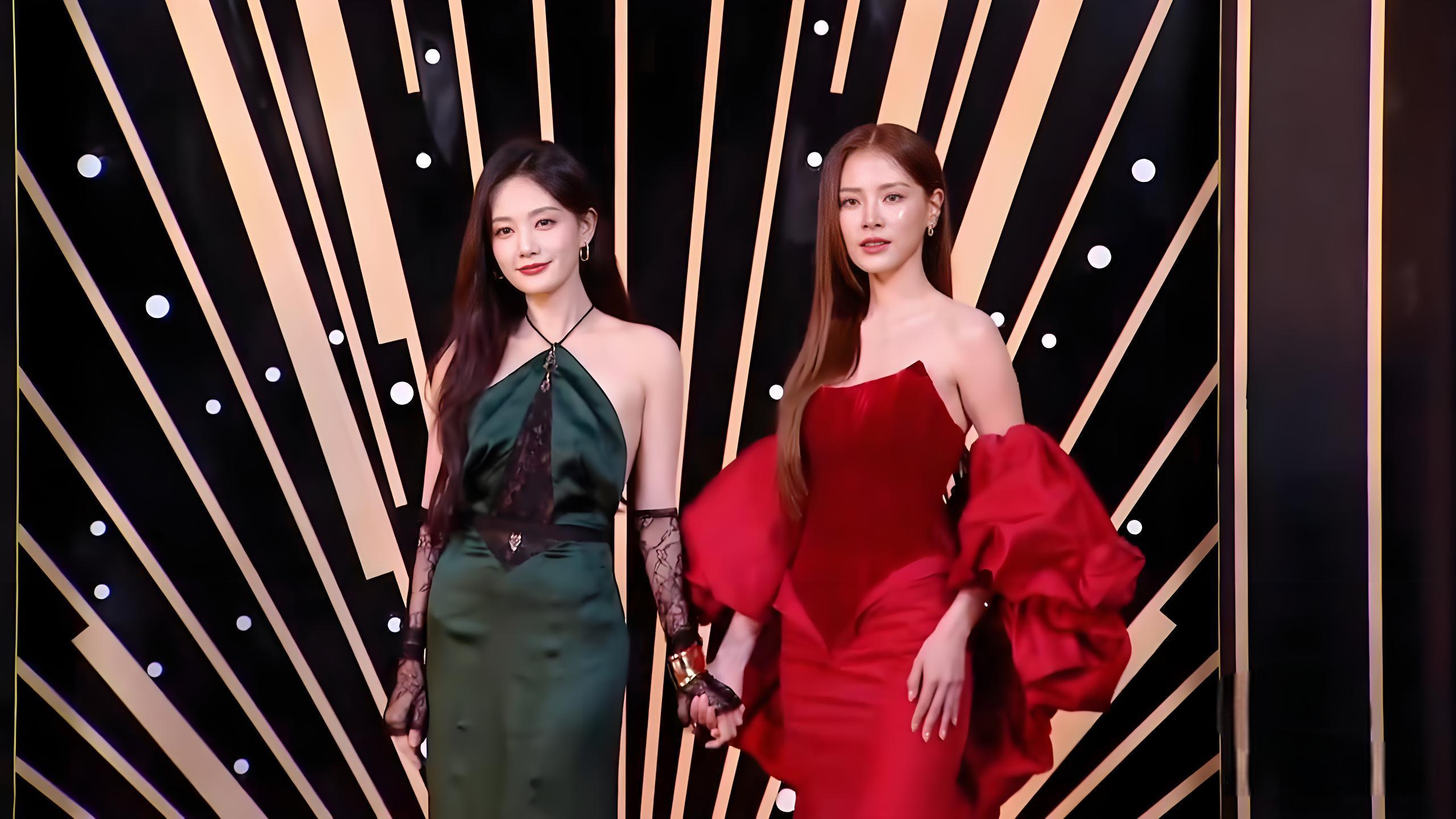 李一桐挑眉动作太妩媚，小水都被她比下去了，网友直呼美呆了！
微博之夜，李一桐和泰