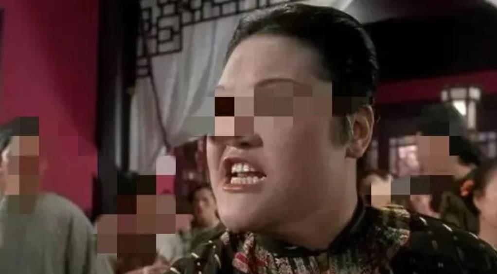 河北廊坊，大妈被邻居骂的抬不起头，休息片刻再次来到邻居家中，踹开大门便破口大骂。