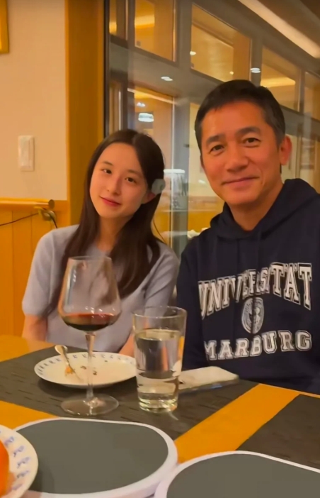 网友元宵节在日本偶遇梁朝伟，头发染黑的他看起来气色不错，显年轻好多！
看来伟仔很
