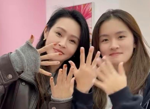 于明加带14岁女儿染发做美甲