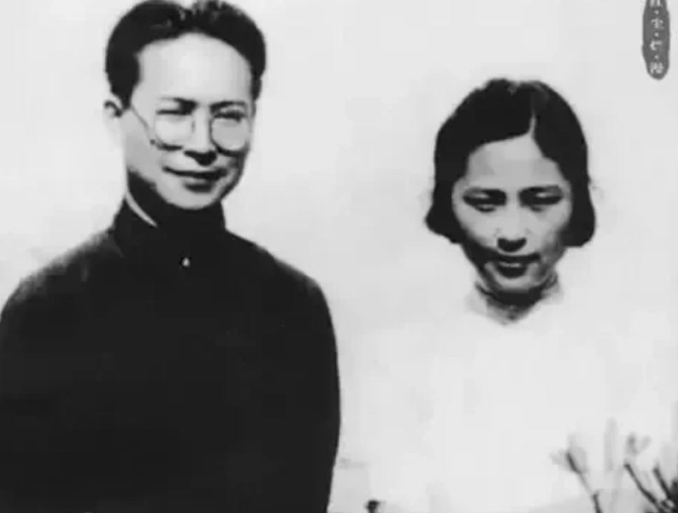1949年，沈从文喝下煤油割腕自尽，被救下后，他想拉妻子的手，妻子却甩开了。后来