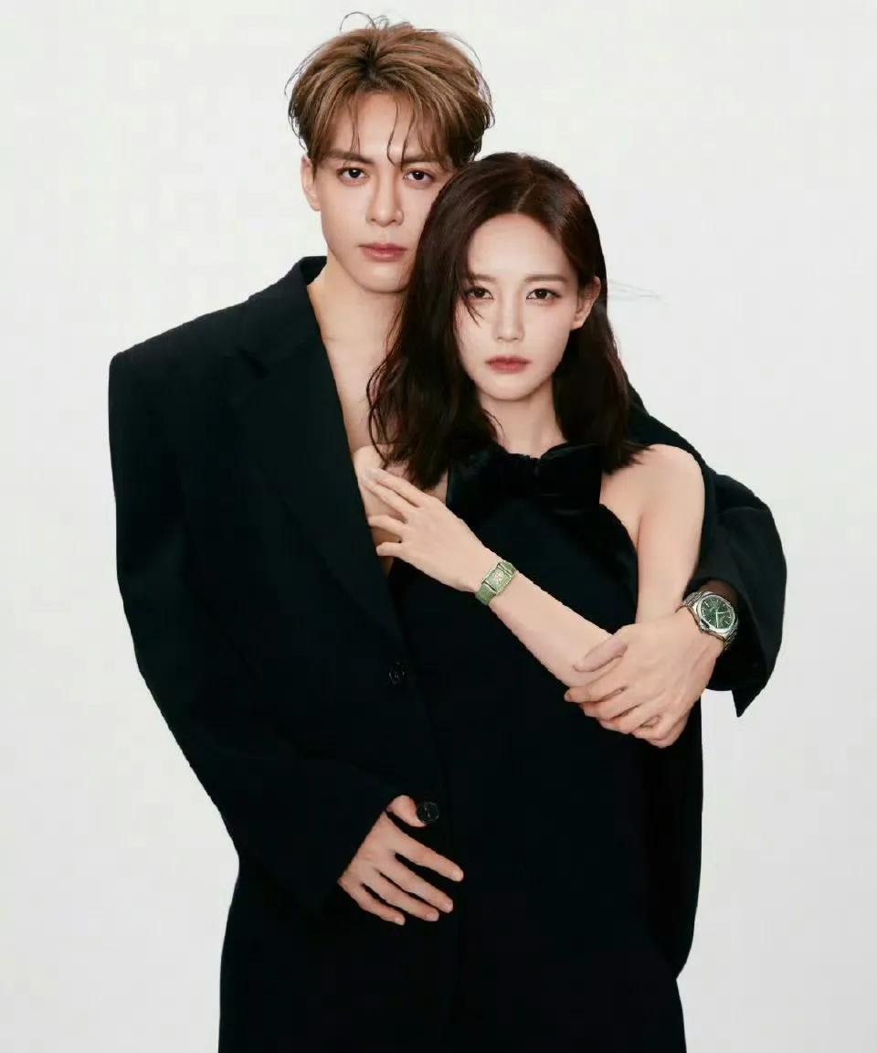 李一桐和曾舜曦穿了同款衣服拍大片，两人一同出演了云秀行之后感情直线升温，里面邓为