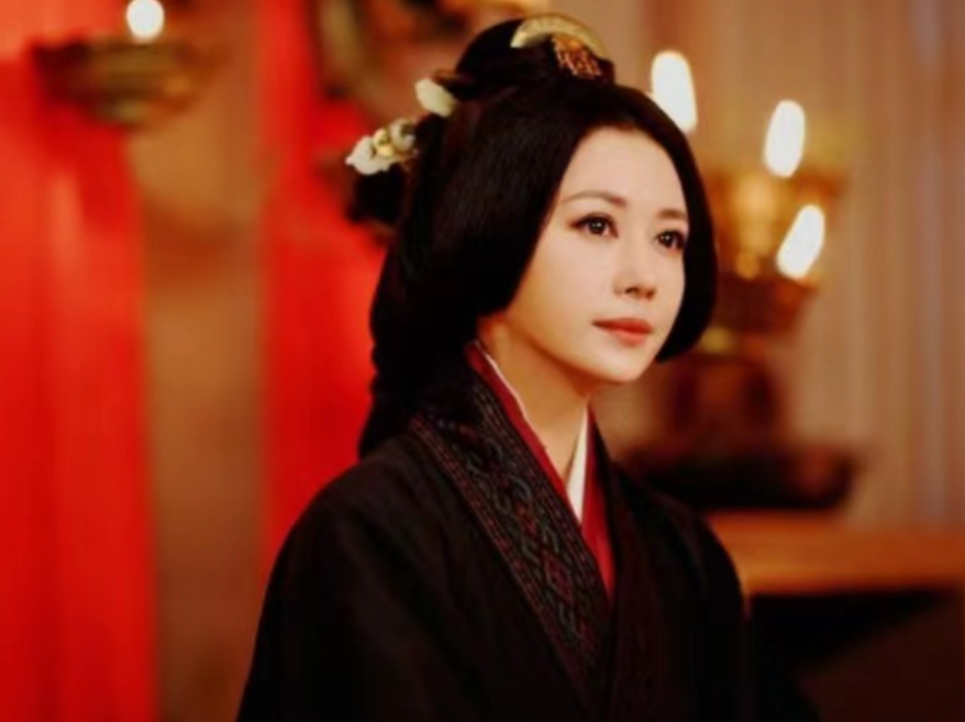 226年，曹丕病重，母亲卞夫人前去探望时，发现服侍的女子非常熟悉。得知实情后，卞