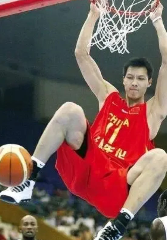 一个很可怕事情：你们见过易建联的胡子，腋毛和腿毛吗？

在没得病的情况下，只要是