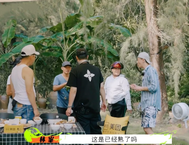 潘玮柏在涠洲岛看到了一盘绿色的香蕉，岛民介绍说这是他们的香蕉，林峯:“这是已经熟