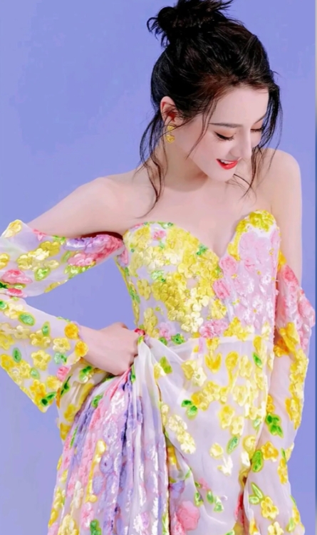 迪丽热巴：优雅与独立，无需标签定义