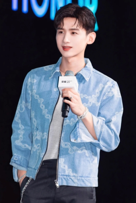 白敬亭和章若楠演绎爱情佳话