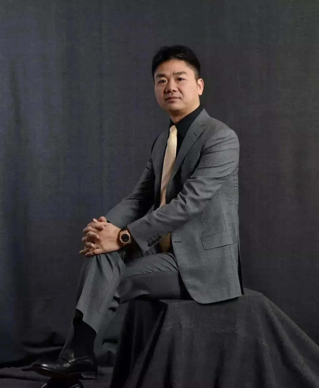 主持人问刘强东:“你妈妈平时有什么爱好吗？”刘强东说:“我妈妈有一个爱好是跟别人