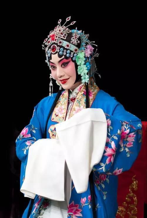 “京剧第一美人”李胜素，才华横溢，娇艳绝伦，57岁仍未成婚。2004年，首次将美