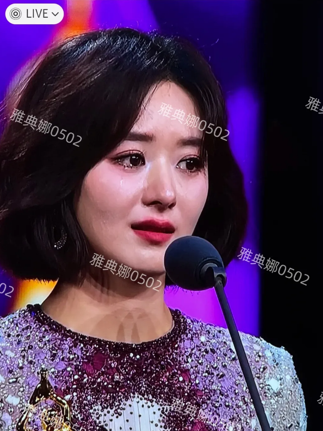 赵丽颖昨晚领奖的演技要比她在剧里的好，态度真诚梨花带雨笑中含泪很有层次。
她在8