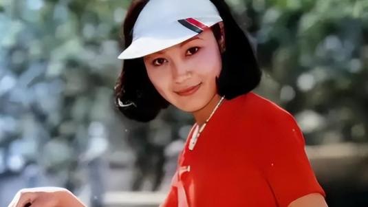 挤走田歌嫁二婚尤小刚，婚后19年不造娃被抛弃，如今70岁孤苦无依