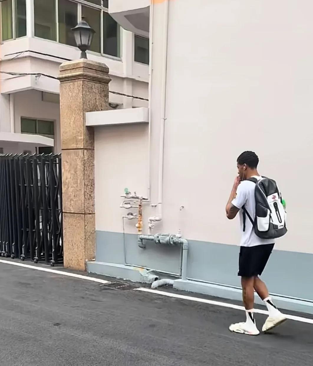 今日下午上训，广东队两小外还没有去买小电驴！
今日下午，广东队的两名小外伯克、库