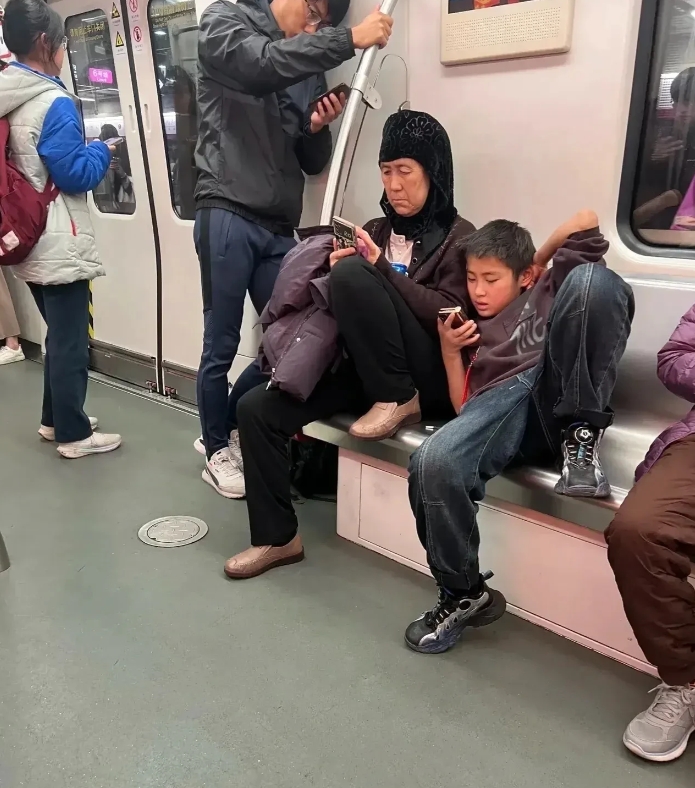江苏，一名女子乘坐地铁回家，上了地铁找了个空位坐下，忽然注意到对面座位上一位爷爷