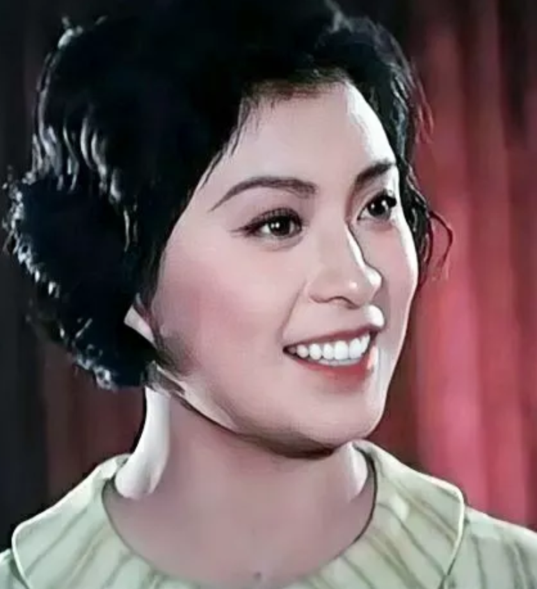 1977年，只有十七岁的刘佳被北京电影制片厂选中，出演《黑三角》中青春靓丽的于秋