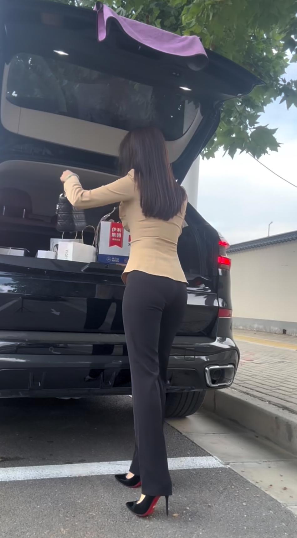 退休女领导让我赶去机场接她，我不顾妻子的反对，开车去了机场。没想到，女领导给了我