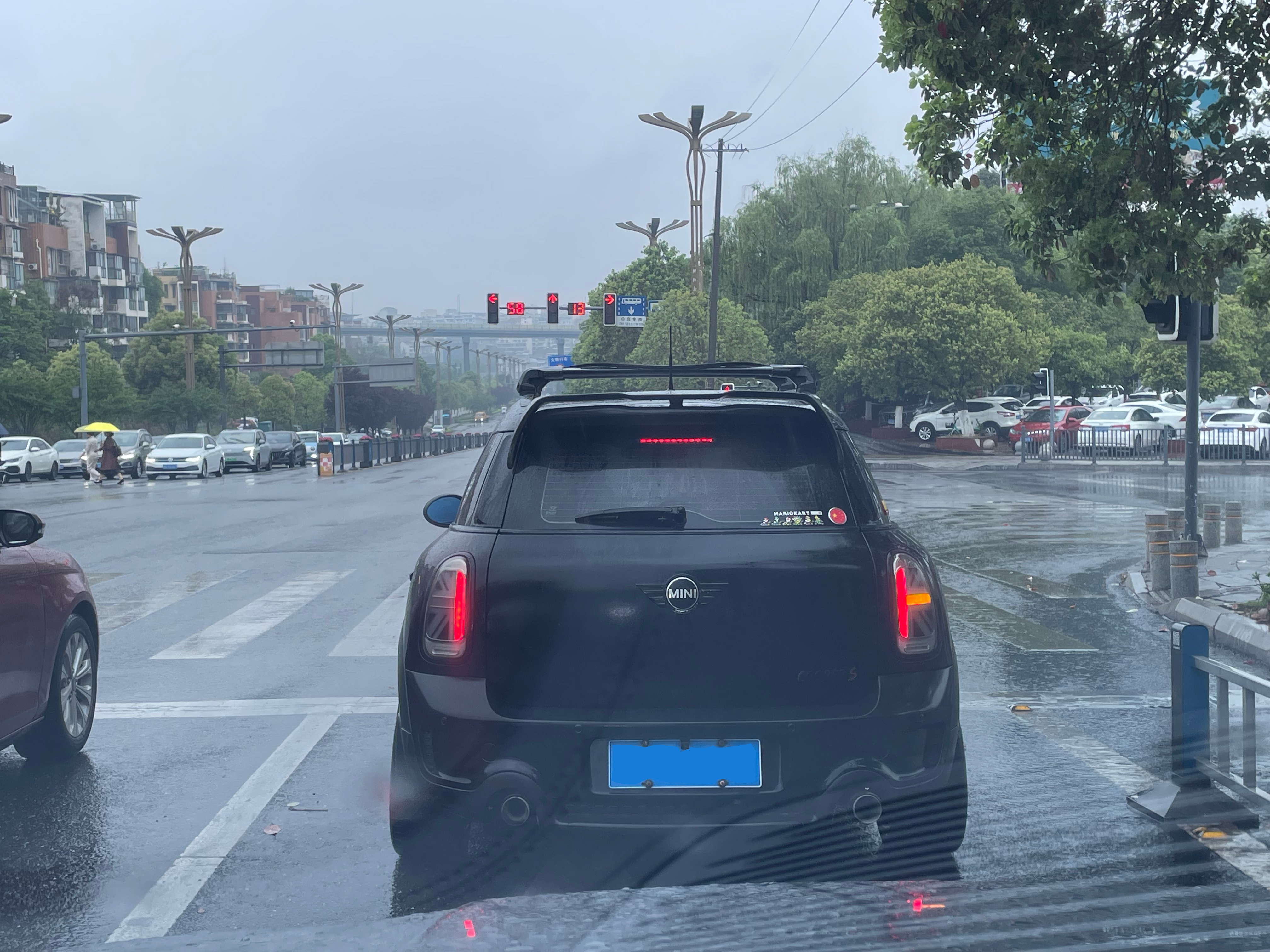 很少见的一款车-黑化版 cooper S
