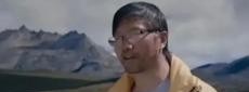 2001年，成都的一名人民教师胡忠，原本过着幸福的小康生活，有一位贤惠的妻子和一